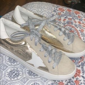 Gold sneakers with white star and glitter shoelace